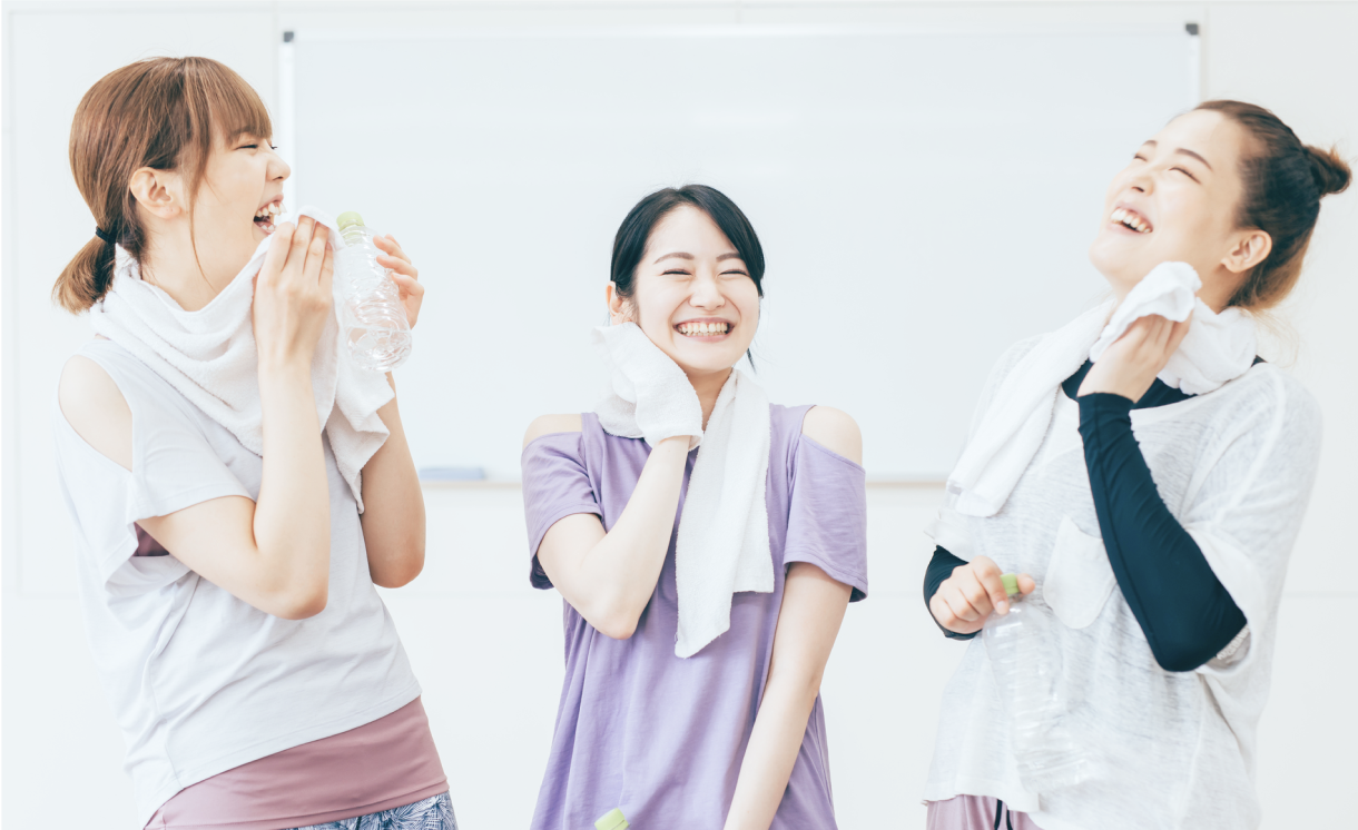 コニュニティーで仲良くしている若い女性3人の様子