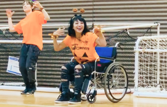 車いすで移動する女性がダンスフィットネスを楽しんでいる様子