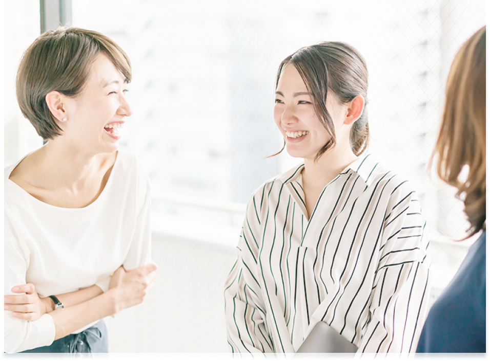 楽しそうに会話する若い女性2人の様子