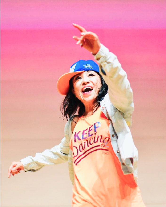 ZUMBAを楽しむ秋野典子さんの様子